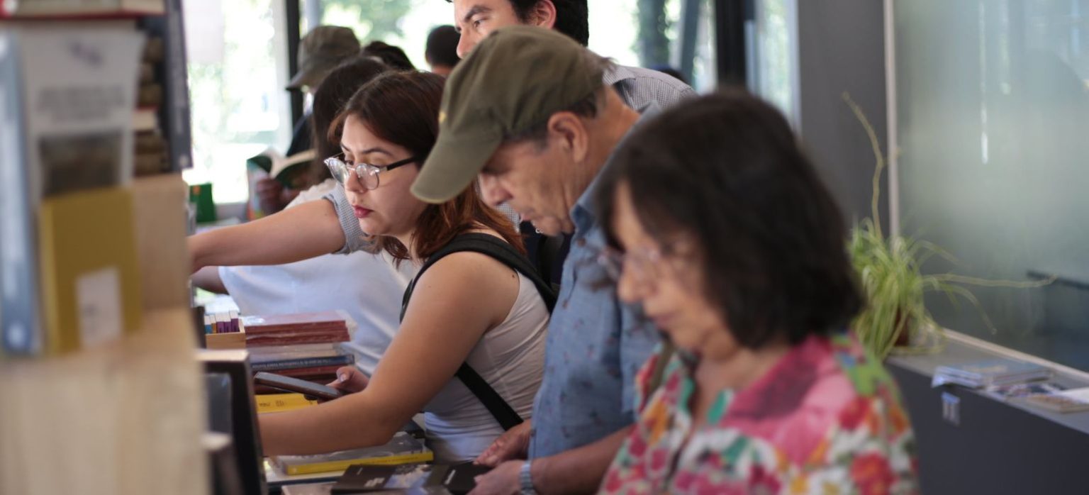 imagen de personas comprando en la librería