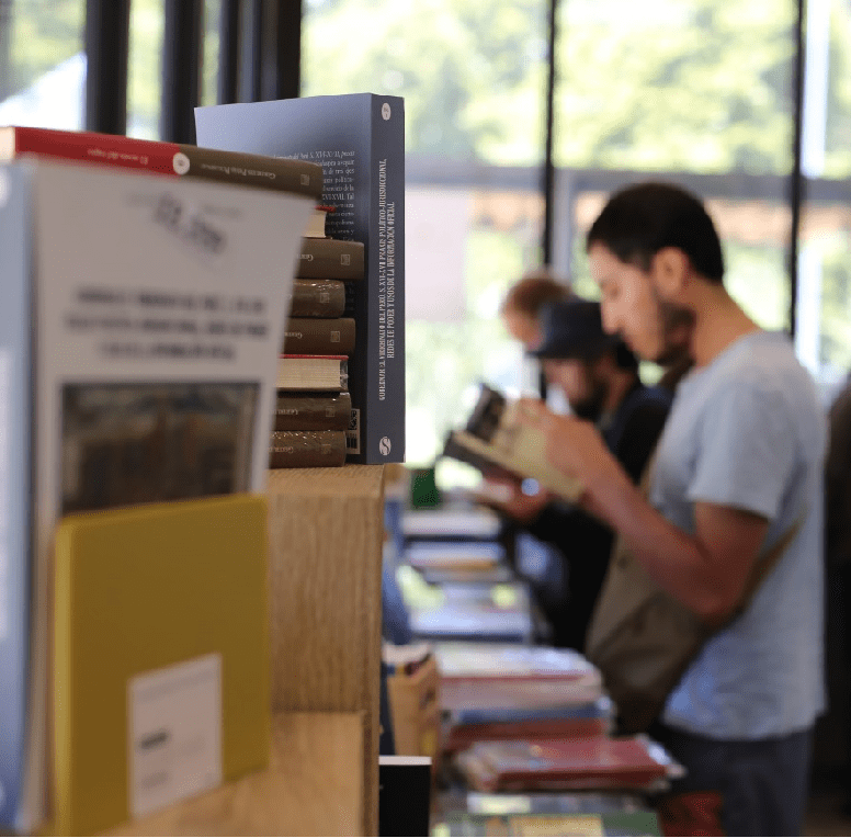 imagen de personas en la libreria