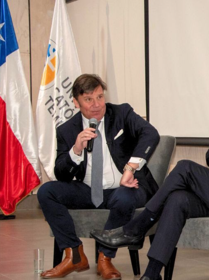 imagen del evento en donde aparece el autor