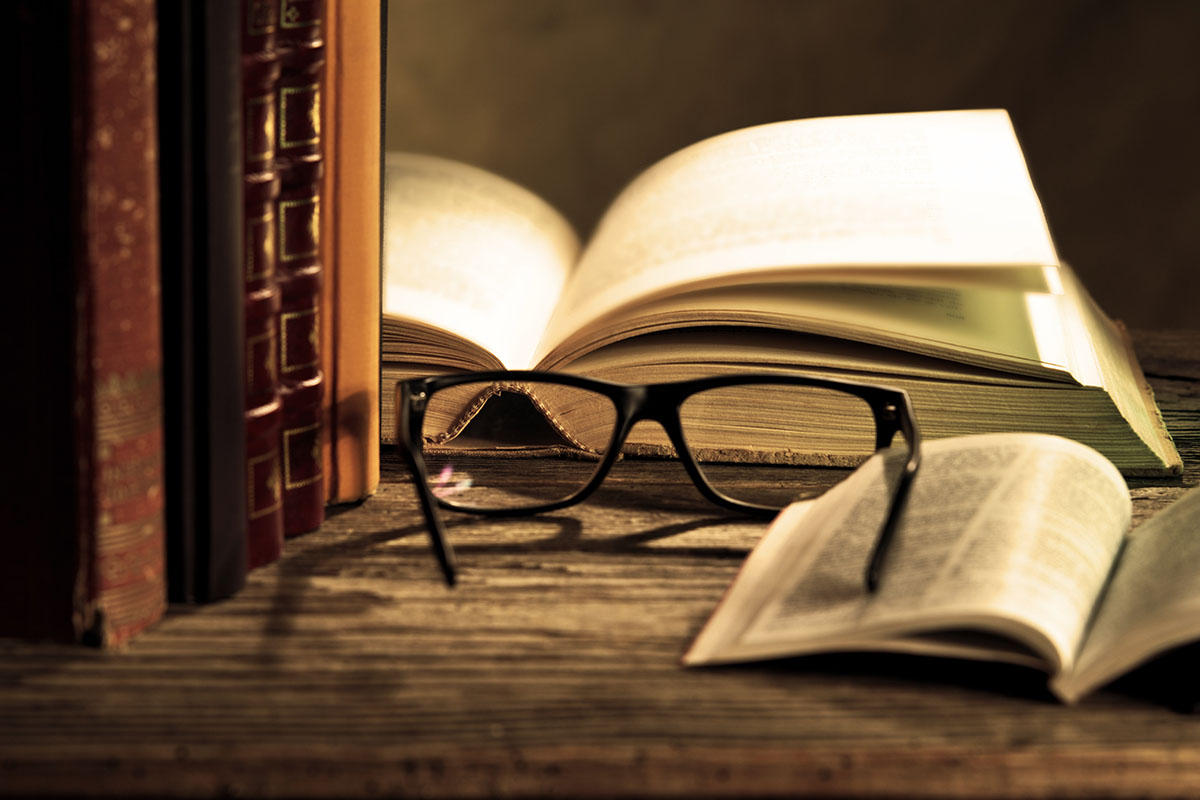 imagen referencial de unos anteojos y un libro de fondo