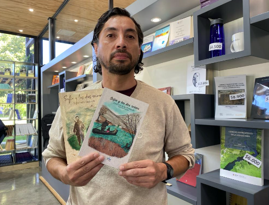 imagen de uno de nuestros autores sosteniendo uno de sus libros