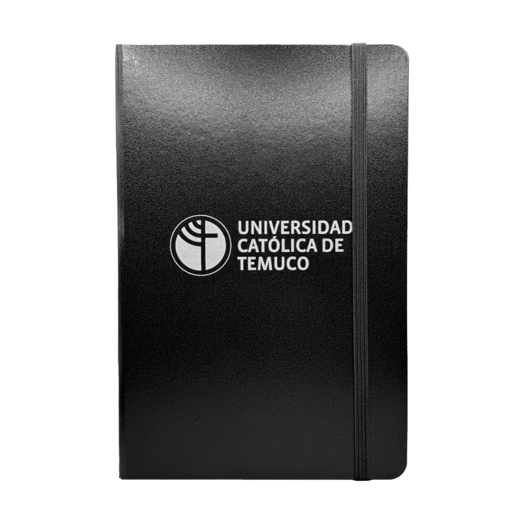 cuaderno negro con elástico. Posee logo de la uct impreso en color blanco.14,2x21,4x1,3 cm