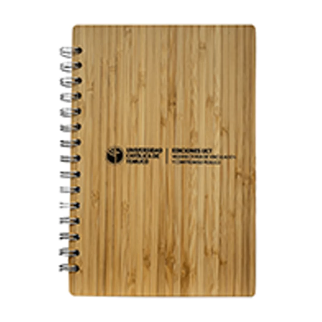 Cuaderno con tapas de bambu en color natural, con logo de la UCT impreso en negro