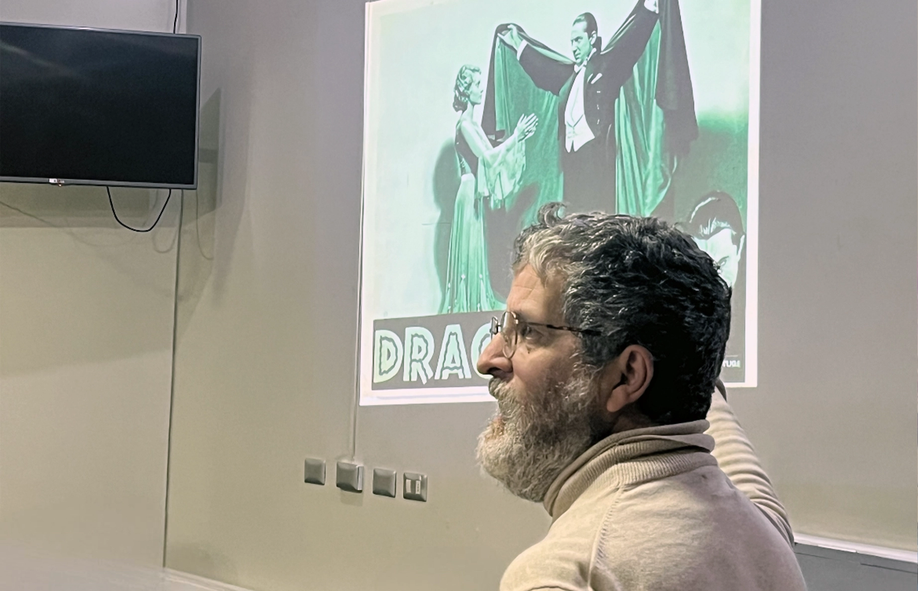 Carlos Lloró con imagen de Drácula al fondo