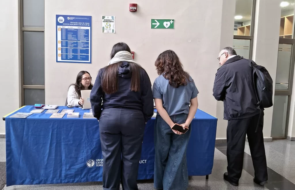 Mesón de Ediciones UCT con personas mirando los libros