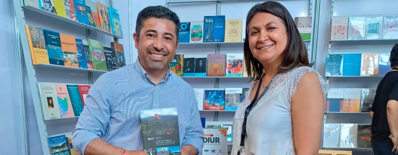 Mario Romero y Claudia Campos mostrando el libro en sus manos
