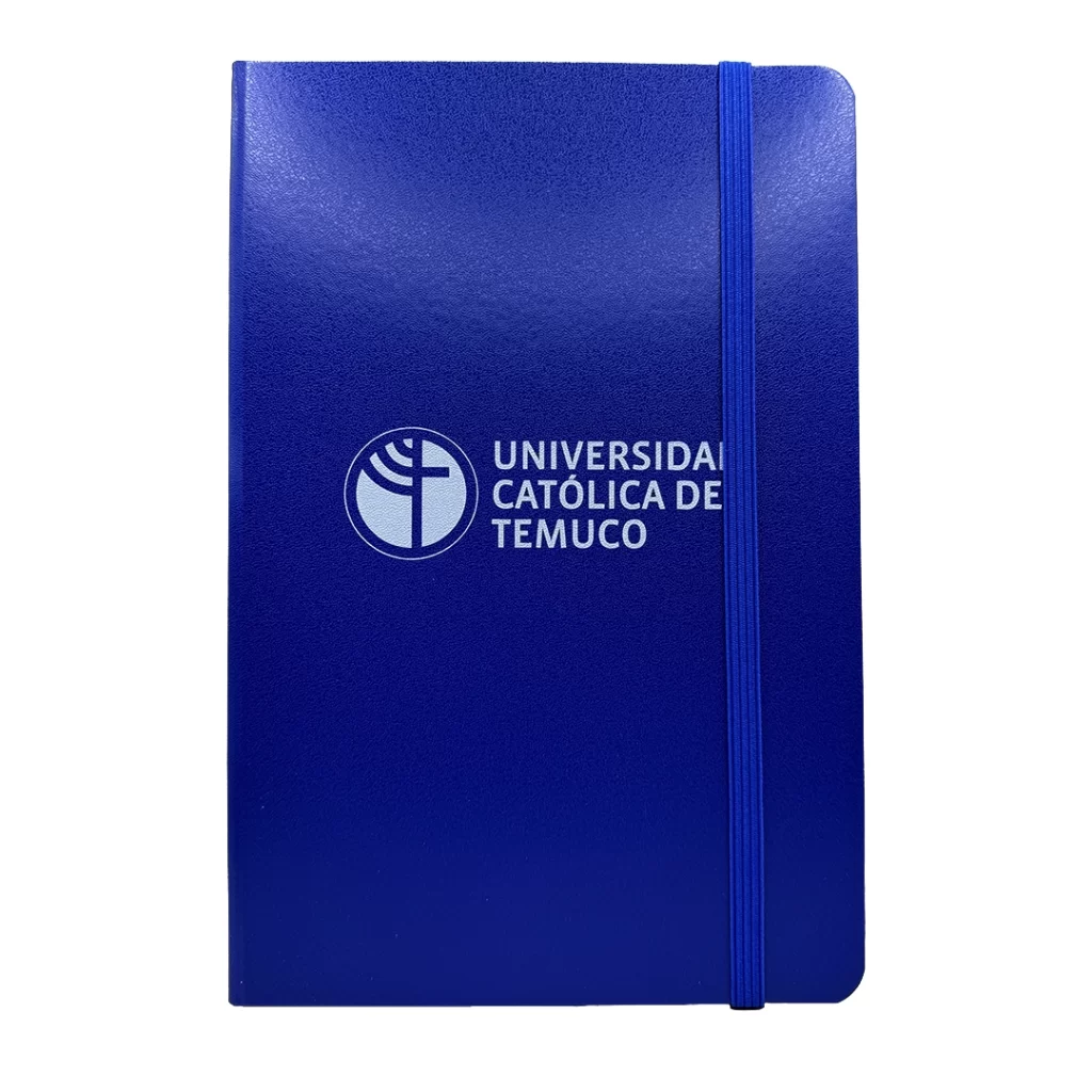 cuaderno azul con elástico. Logo UCT impreso blanco- 14,2x21,4x1,3 cm