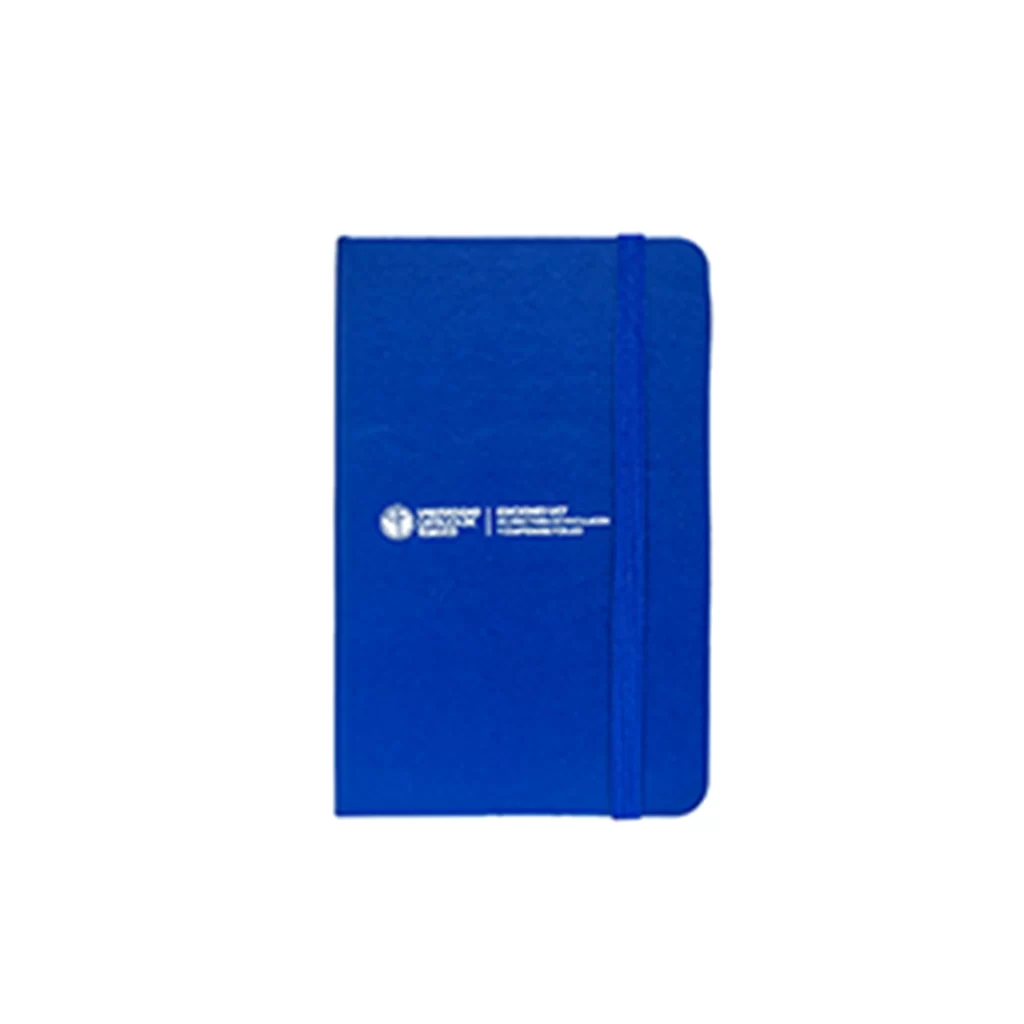 libreta azul con elástico. posee logo uct impreso blanco. 9x14,1x1,3