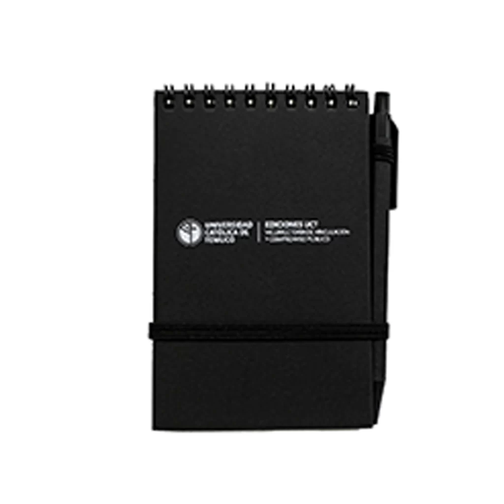 Libreta negra con logo uct impreso en color blanco. Incluye lápiz negro adjunto con elástico. 10x15 cm