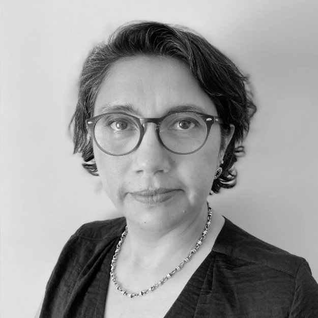 Imagen en escala de grises de la autora Lorena Villegas