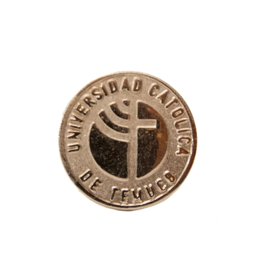 Piocha institucional en metal plateado con el logo uct en