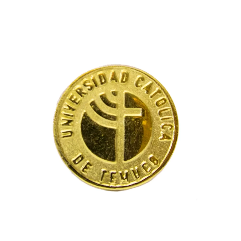 Piocha institucional en metal dorado con el logo uct en