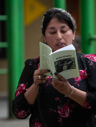 mujer leyendo un libro en alta voz