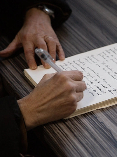 Acercamiento de manos escribiendo en un texto