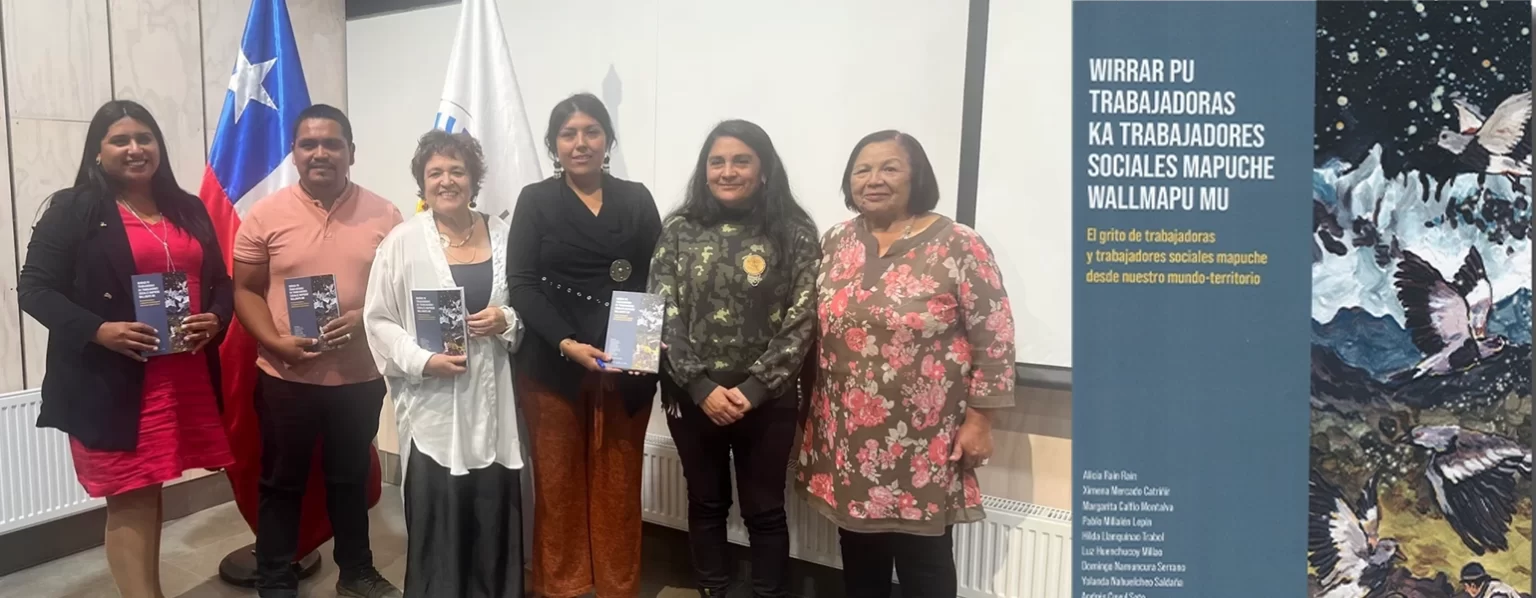 Personas mostrando el libro